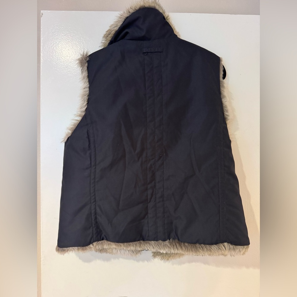Weatherproof Black Vest with Faux Fur Reversable - Picture 4 of 6
